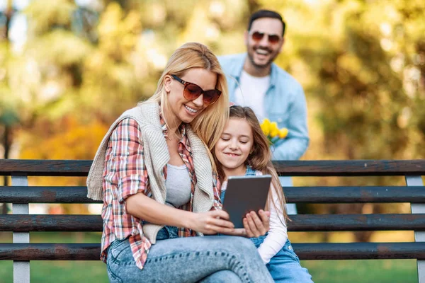 Feliz família de três se divertindo juntos ao ar livre — Fotografia de Stock
