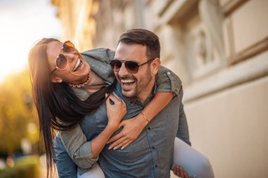 kız arkadaşı piggybacking mutlu bir genç adam 