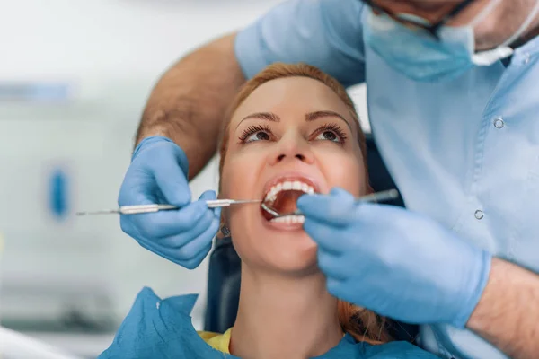 牙科医生在牙医办公室检查病人的牙齿 — 图库照片