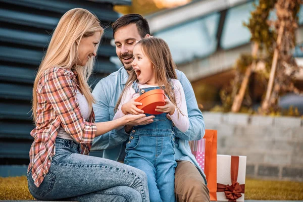 Vibrações coloridas de compras em família — Fotografia de Stock