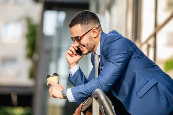 Retrato de un joven empresario al aire libre — Foto de Stock