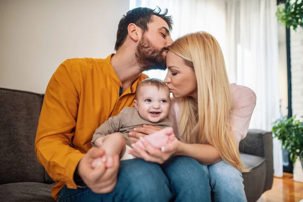 Retrato de jovem família feliz com bebê — Fotografia de Stock