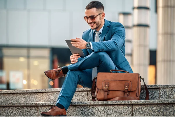 Retrato de un joven empresario al aire libre — Foto de Stock