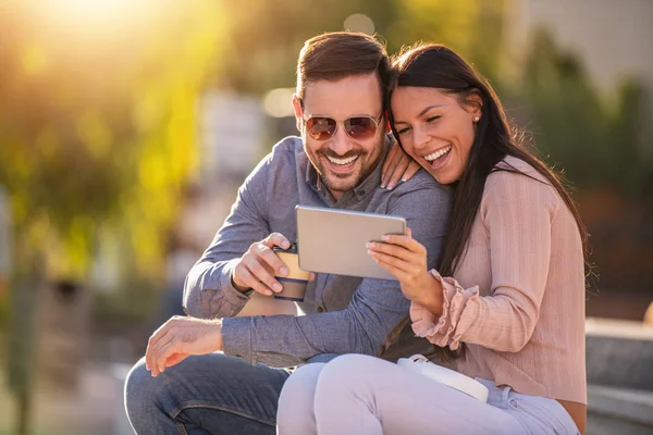 Улыбающаяся молодая пара делает селфи на планшете — стоковое фото