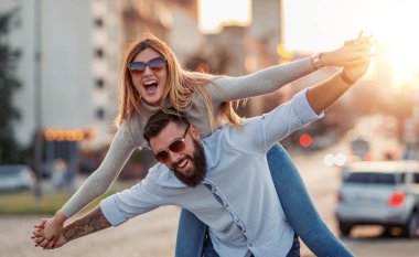 Aşık olmaktan mutluyum. Gülümseyen bir çiftin portresi. İlişki. Tatil, eğlence, seyahat ve insanların konsepti..