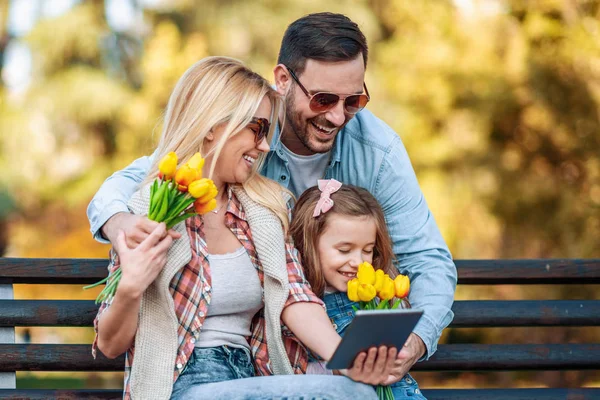 Alegre Familia Joven Pasar Tiempo Juntos Aire Libre Happy Familia — Foto de Stock