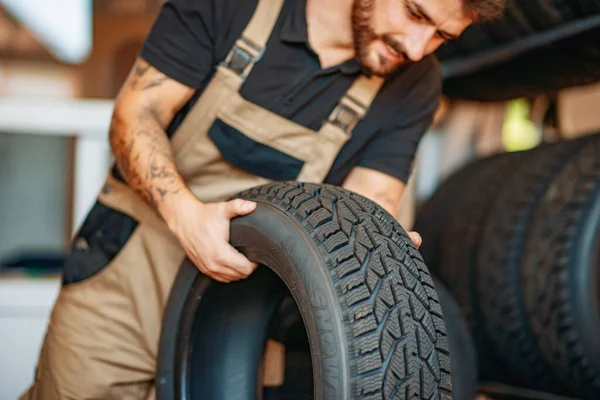 Servicio Coche Joven Mecánico Uniforme Está Trabajando Servicio Automático — Foto de Stock