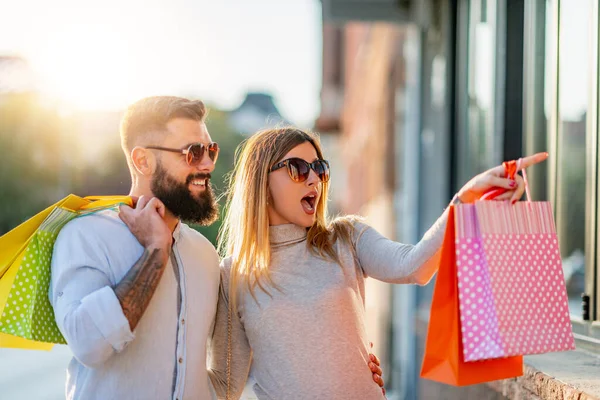 Ist Shopping Und Spaß Zeit Glückliches Paar Shoppen Zusammen Der — Stockfoto