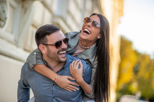 Aşık olmaktan mutluyum. Gülümseyen bir çiftin portresi. İlişki. Tatil, eğlence, seyahat ve insanların konsepti..