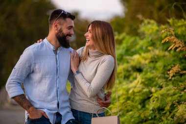 Aşık olmaktan mutluyum. Gülümseyen bir çiftin portresi. İlişki. Tatil, eğlence, seyahat ve insanların konsepti..