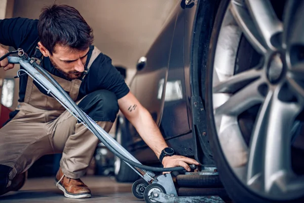 Araba Servisi Üniformalı Genç Tamirci Oto Servisinde Çalışıyor — Stok fotoğraf