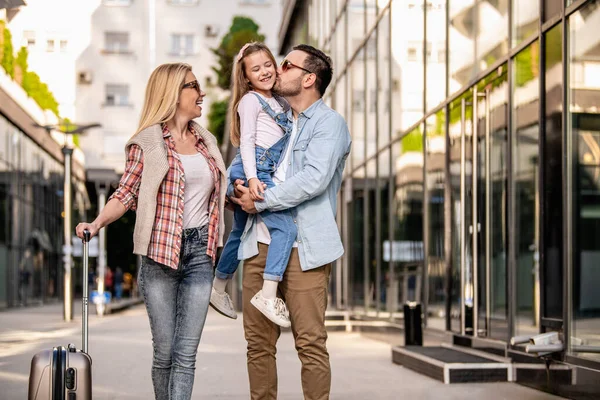 Neşeli genç aile birlikte dışarıda vakit geçiriyor. Tatil ve seyahat. Mutlu aile açık havada..