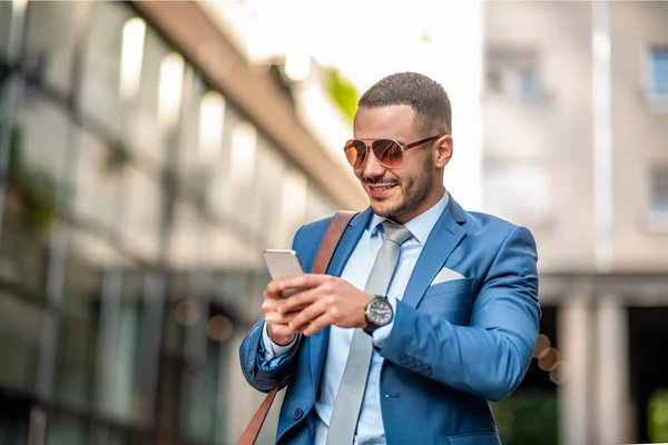 Attractive Young Businessman Using Smart Phone Portrait Handsome Businessman Outdoor — Stock Photo, Image