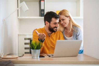 Birkaç meslektaşım ev ofisinde çalışırken yeni projeyi tartışıyor. Takım çalışması konsepti..