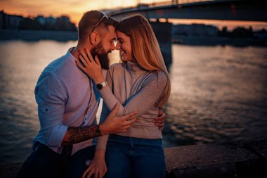 Aşık genç bir çift romantik anlarının tadını çıkarıyor. Güneşli bir havada eğlenen sevimli bir çift. Dışarıda birbirini seven bir çift..