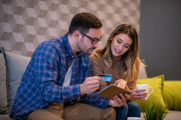 Young Couple Tablet Home Websurfing Net Tablet People Technology Concept — Stock Photo, Image