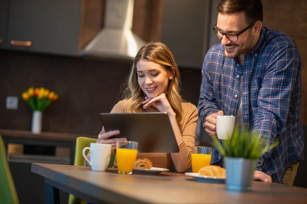 Young Couple Laptop Home Websurfing Net Laptop People Technology Concept — Stock Photo, Image