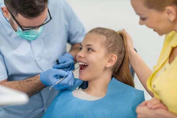 Dentista Examinando Dentes Paciente Consultório Odontológico Conceito Pessoas Estomatologia Cuidados — Fotografia de Stock