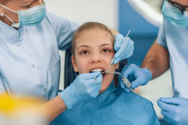 牙科医生在牙科诊所检查病人的牙齿 口腔科及医护概念 — 图库照片