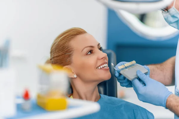 Médico Faz Comparação Dos Dentes Paciente Com Gráfico Clareamento Dentário — Fotografia de Stock