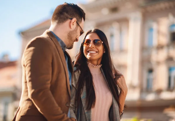 Lächelnde Menschen Die Zeit Zusammen Freien Verbringen Liebe Menschen Glück — Stockfoto