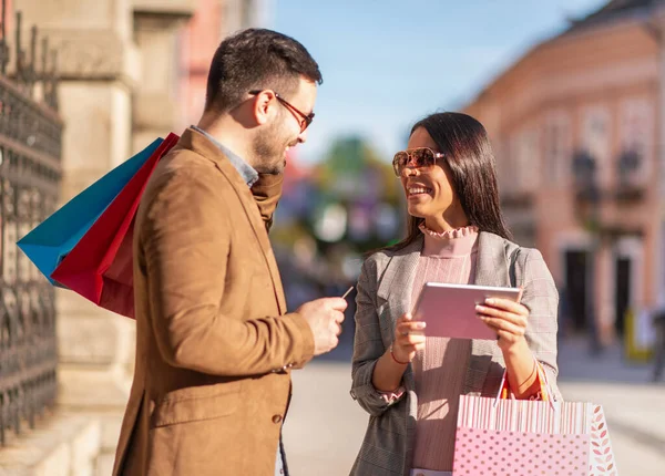 Ist Zeit Zum Einkaufen Glückliches Paar Trägt Einkaufstüten Und Genießt — Stockfoto