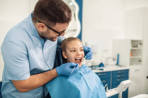 Dentista Examinando Dentes Paciente Consultório Odontológico Conceito Pessoas Estomatologia Cuidados — Fotografia de Stock