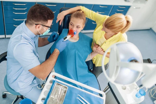 Dentista Examinando Los Dientes Paciente Consultorio Del Dentista Personas Estomatología —  Fotos de Stock