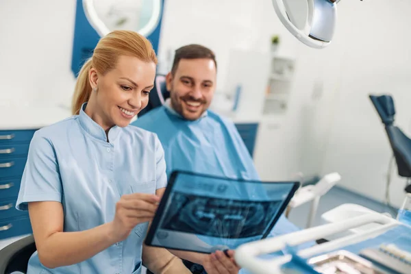 Röntgene bakan iki doktorun görüntüsü. Sağlık, sağlık ve insan konsepti..