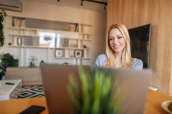 Smiling Woman Tablet Home Office Woman Websurfing Net Tablet People — Stock Photo, Image
