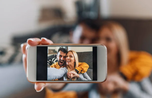 Junges Paar Hause Sie Haben Spaß Und Machen Selfie Menschen — Stockfoto