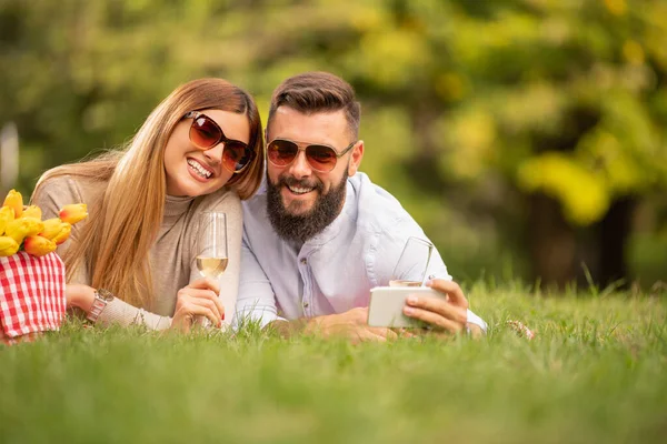 Gelukkig Jong Stel Genieten Van Een Dag Het Zomerpark Liefde — Stockfoto