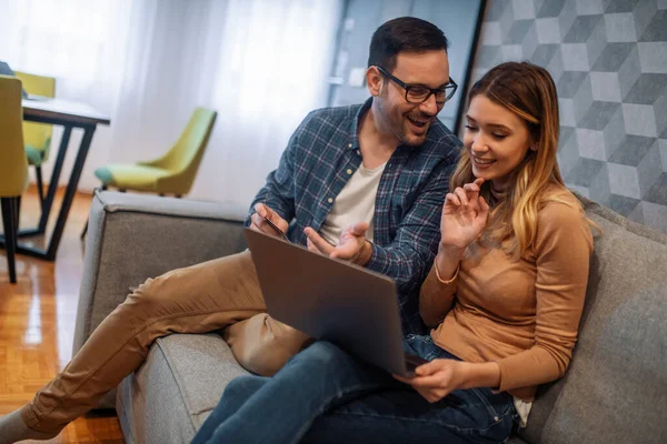 Young Couple Laptop Home Websurfing Net Laptop People Technology Concept — Stock Photo, Image