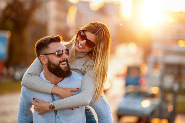 Gente Sonriente Pasando Tiempo Juntos Aire Libre Amor Gente Felicidad — Foto de Stock