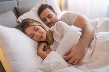Mutlu çift evde uyuyor. Genç tatlı çift yatakta yatıyor. Romantik anlar..