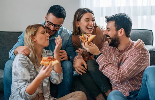 快乐的朋友们一起吃着美味的披萨 快乐的朋友们在家里开派对 — 图库照片