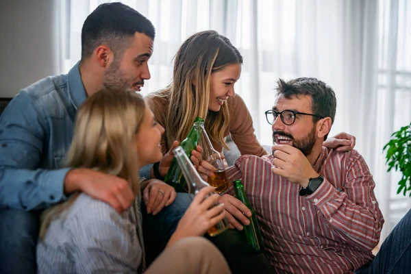 Vrolijke Groep Vrienden Kijken Naar Voetbalwedstrijd Jonge Fans Kijken Naar — Stockfoto