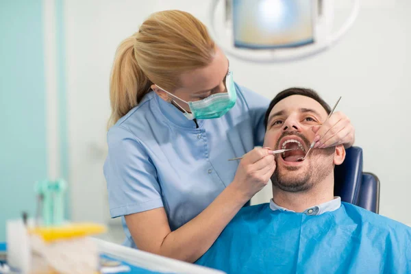 牙医及牙科诊所病人 牙齿健康概念 药物及医疗概念 — 图库照片