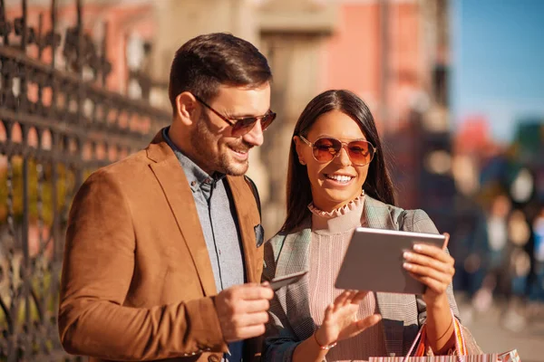 Happy Couple Using Digital Tablet Outdoors People Love Happiness Technology — Stock Photo, Image