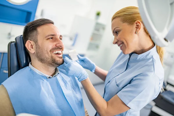 Médico Faz Comparação Dos Dentes Paciente Com Gráfico Clareamento Dentário — Fotografia de Stock