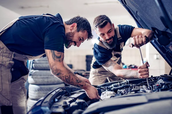 Dois Jovens Mecânica Carro Verificando Nível Óleo Motor — Fotografia de Stock