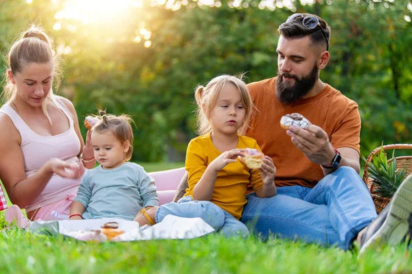 Familia Feliz Haciendo Picnic Naturaleza Familia Sonriente Haciendo Picnic Parque — Foto de Stock