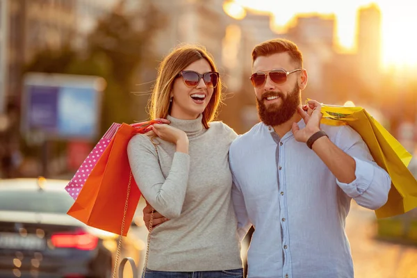 Porträt Eines Fröhlichen Paares Mit Einkaufstaschen Schönes Junges Liebespaar Trägt — Stockfoto