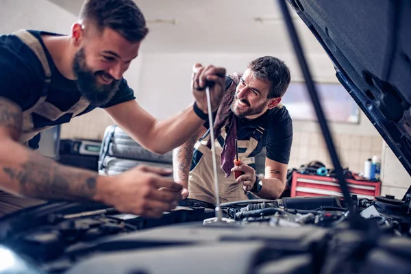 Dois Mecânicos Uniforme Estão Trabalhando Auto Service Transmission Que Verifica — Fotografia de Stock