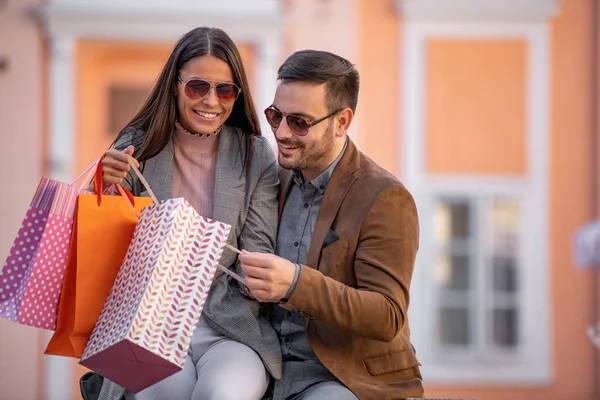 Paar Von Shopaholics Happy Schönes Junges Paar Mit Einkaufstaschen Portrait — Stockfoto