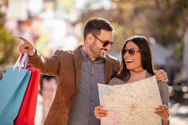 Paar Von Shopaholics Happy Schönes Junges Paar Mit Einkaufstaschen Portrait — Stockfoto