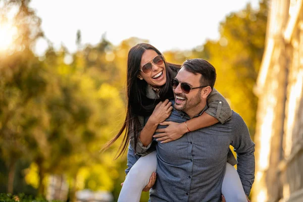 Açık havada birbirine aşık neşeli bir çift. İnsanlar, aşk, mutluluk, seyahat ve yaşam tarzı konsepti..