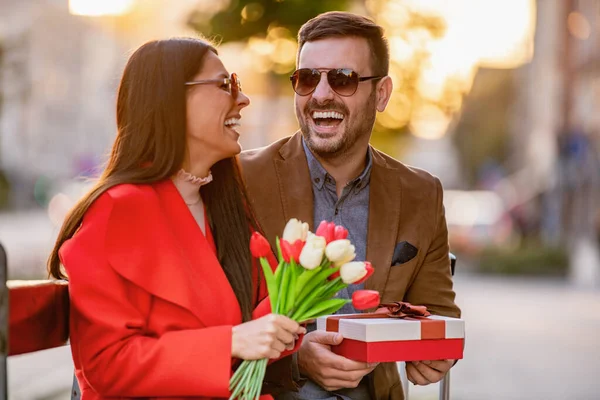 Cheerful Smiling Couple Love Hugging Outdoors People Love Happiness Travel — Stock Photo, Image