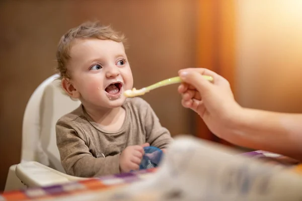 Mother Feeding Her Baby Boy Spoon Mother Feeding Baby Highchair — Stock Photo, Image
