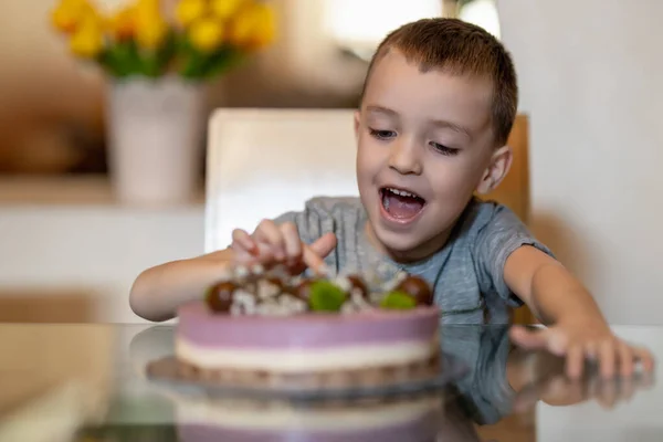 可爱的小男孩在家里庆祝他的生日 孩子们的生日聚会 — 图库照片